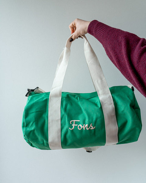 groene logeertas met naam geborduurd in handgeschreven lettertype