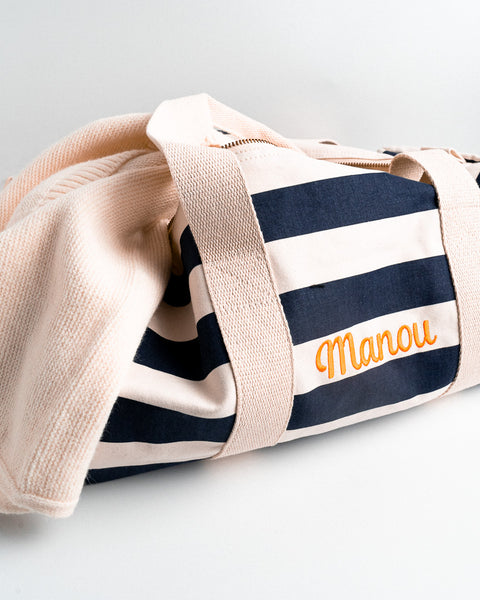 gestreepte logeertes met naam geborduurd in tangerine letters