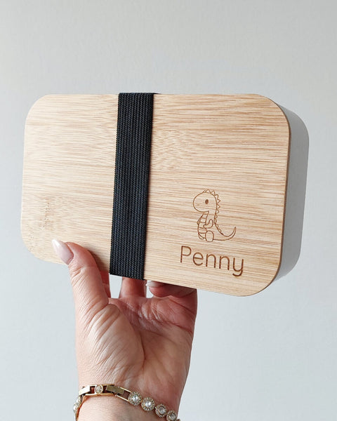 gepersonaliseerde lunchbox met gravering van naam en figuurtje