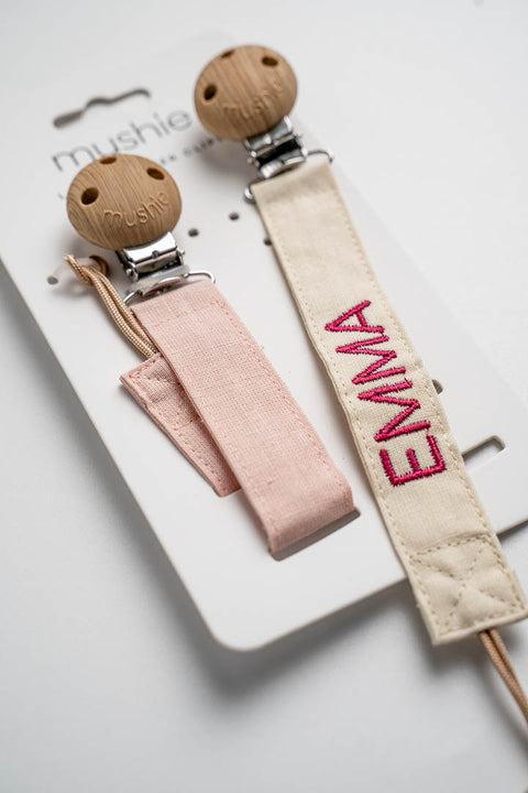 gepersonaliseerde stoffen speenkoord met naam geborduurd