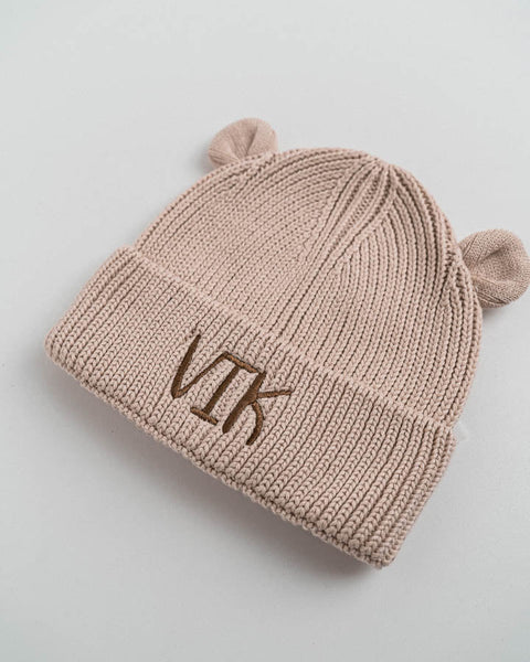 muts met berenoren en naam vik geborduurd