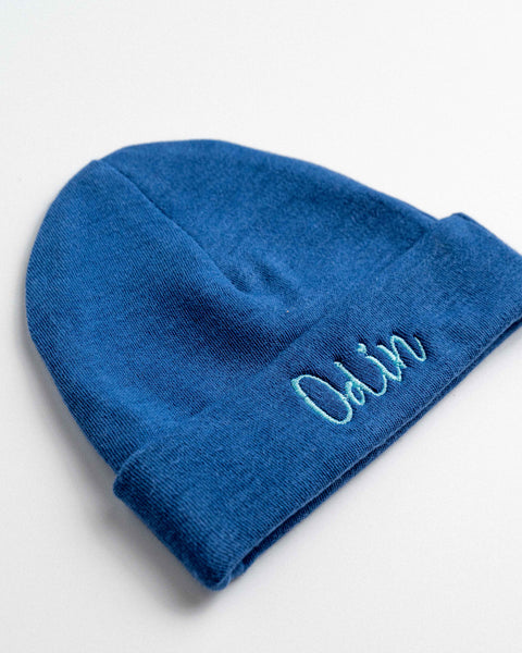 gepersonaliseerd blauw mutsje met borduring