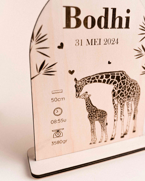 gegraveerd houten naambordje ontworpen op basis van het geboortekaartje