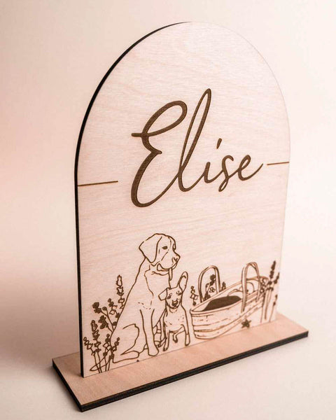 gepersonaliseerd naambordje met naam Elise en geboortegegevens gegraveerd in hout