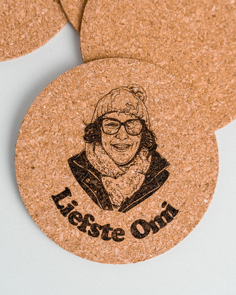 gepersonaliseerde onderlegger van kurk met gegraveerde tekening die omgezet werd van een foto met tekst Liefste Omi eronder