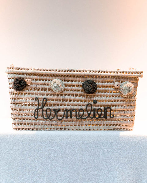 gepersonaliseerde opbergmand van palmbladmet naam Hermelien gepunnikt en 4 pompons in groene tinten