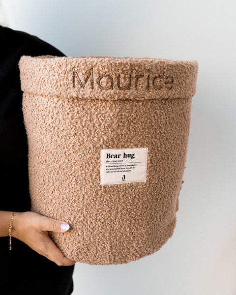 bruine opbergmand met naam Maurice geborduurd