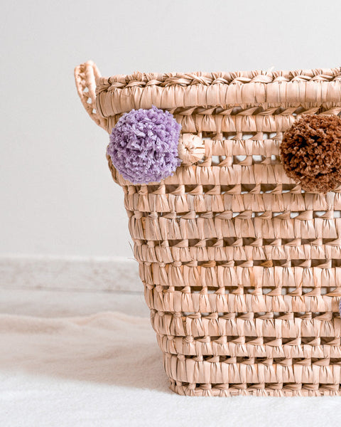 opbergmand van palmblad met 2 pompons in verschillende kleuren