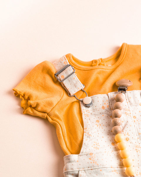 baby outfit met bijpassende fopspeenketting