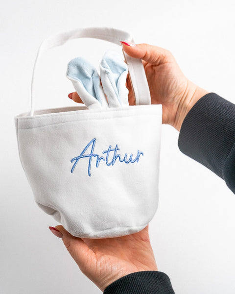 blauw paasmandje met naam geborduurd in handgeschreven  lettertype