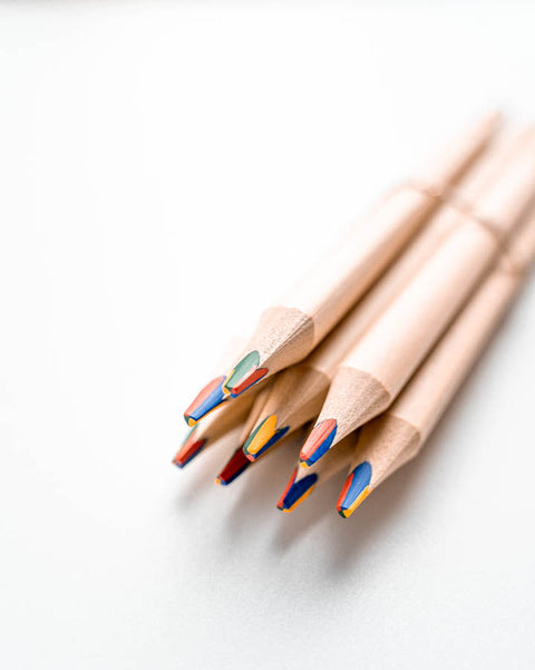 stapel van gegraveerde regenboogpotlloden