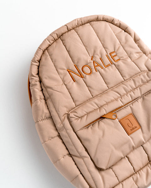 puffed rugtasje van het merk jollein met naam noalie op geborduurd