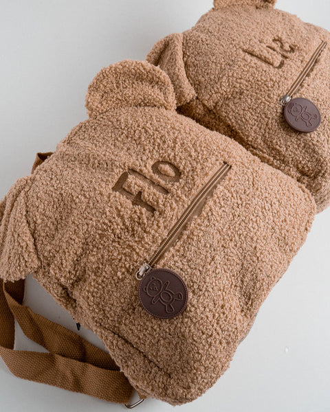 beige rugzakje met berenoren en naam geborduurd