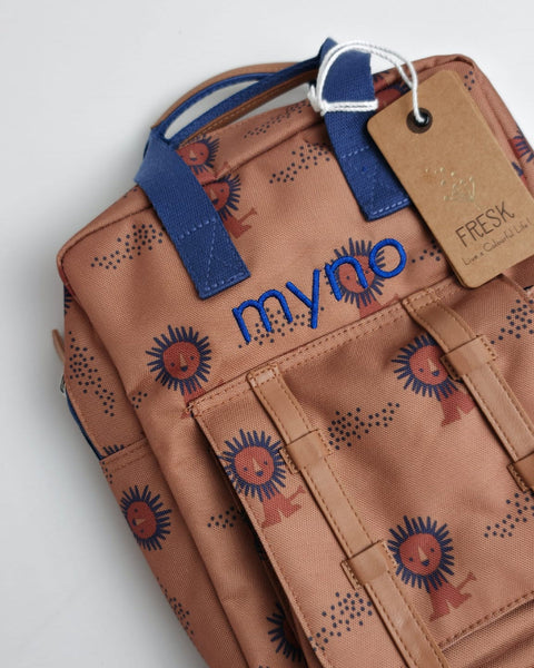 geborduurd rugzakje van het merk fresk met speelse leeuwtjes met de naam myno