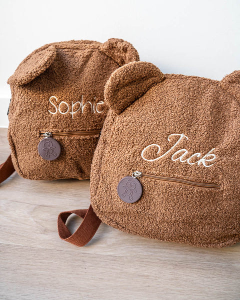 twee teddy rugzakjes met berenoren en met de naam Sophie en Jack geborduurd