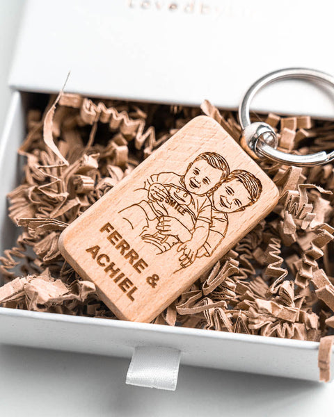 gepersonaliseerde houten sleutelhanger met lijntekening en naam gegraveerd