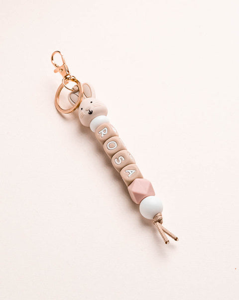 gepersonaliseerde sleutelhanger met naam en konijnenfiguurtje