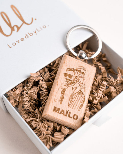 houten sleutelhanger met naam en foto op gegraveerd in een leuk cadeaudoosje