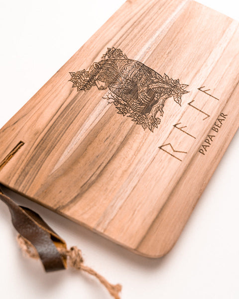 gepersonaliseerde houten snijplank in teak met gegraveerde afbeelding die omgezet werd van een logo