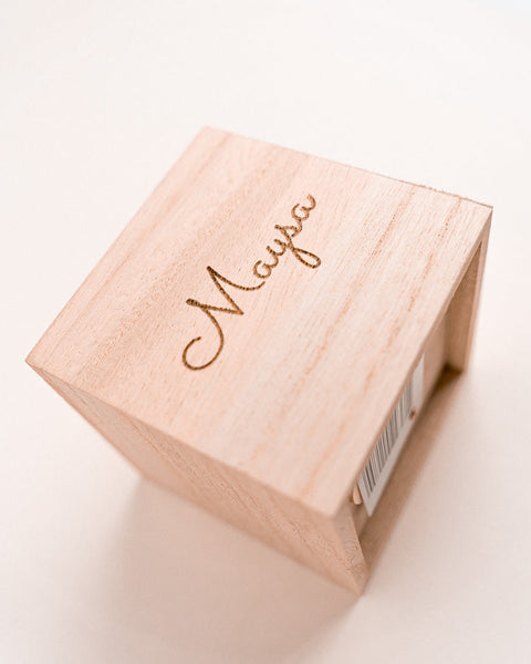 gepersonaliseerd houten spaarpotje met de naam Maysa gegraveerd 