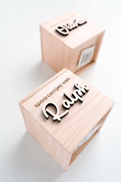 gepersonaliseerd houten spaarpotje met gravering en naam