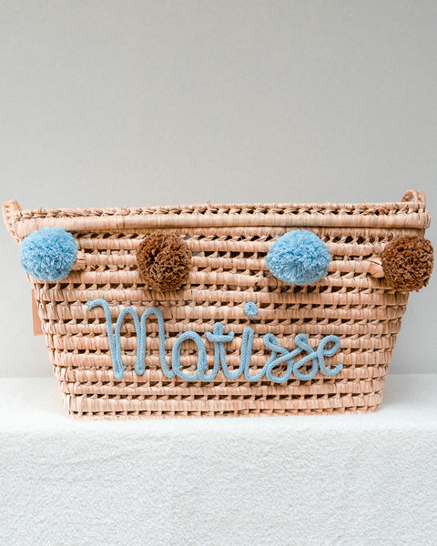 handgemaakte speelgoedmand uit palmboomblad met gepunnikte naam "matisse" en pompons in 2 verschillende kleuren