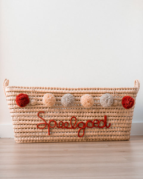 handgemaakte speelgoedmand met pompons en gepunnikte naam "speelgoed"