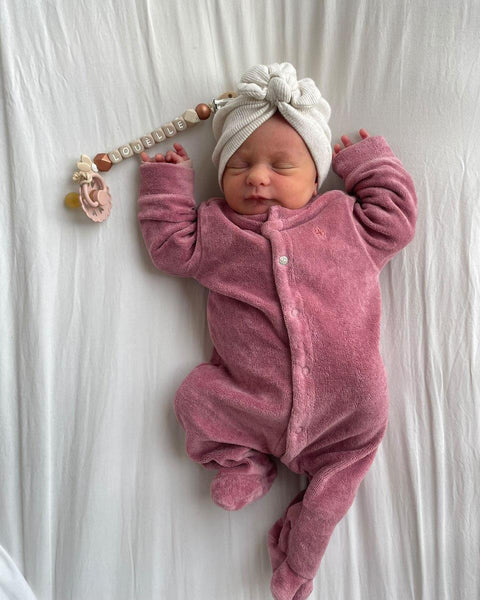 foto van baby met gepersonaliseerd speenkoordje van het MARIE-ontwerp
