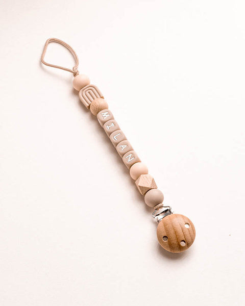 gepersonaliseerd speenkoordje met naam in beige tinten en silicone letterkralen met de naam MILAN