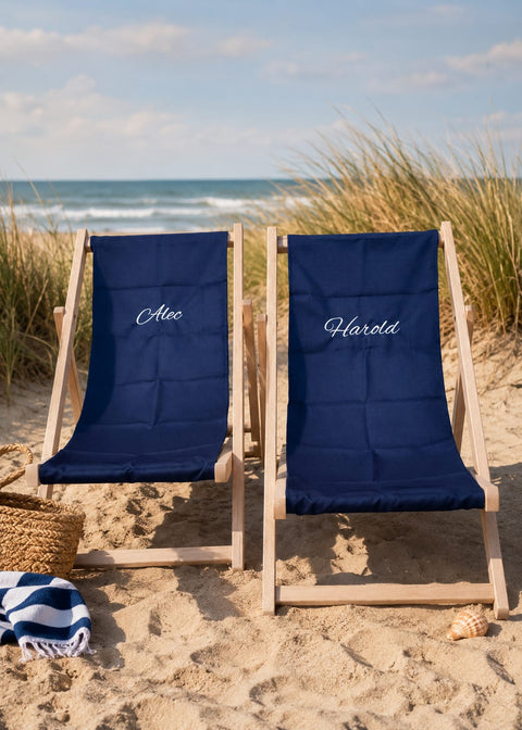 2 gepersonaliseerde kinderstrandstoelen op het strand met naam geborduurd 