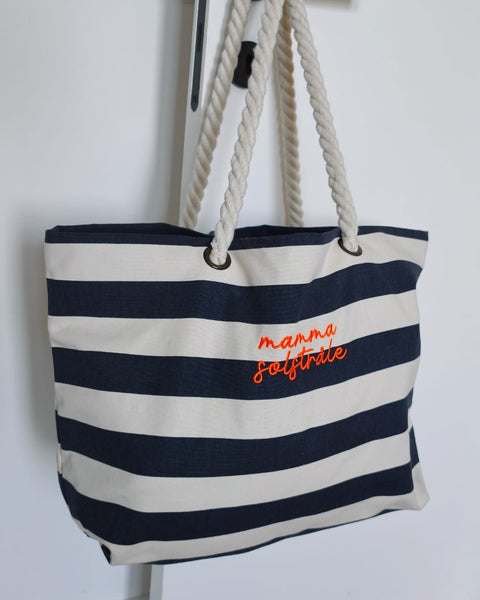 gepersonaliseerde strandtas met fel oranje borduring met naam