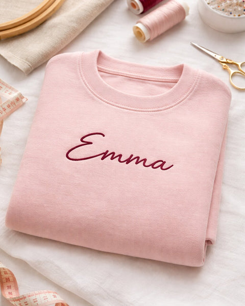 geborduurde roze sweater met de naam emma geborduurd