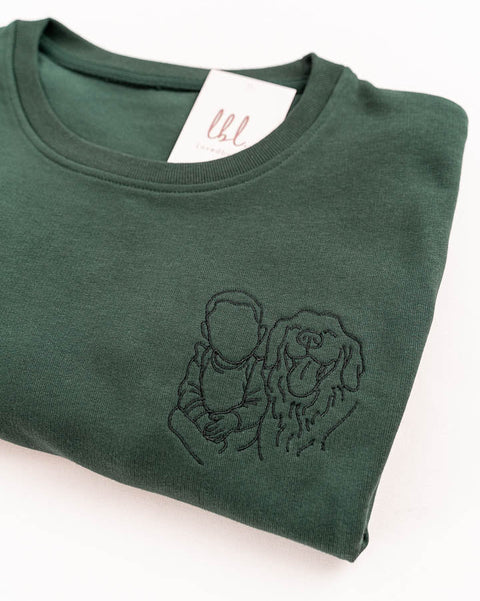 groene sweater met lijntekening van baby en hond geborduurd
