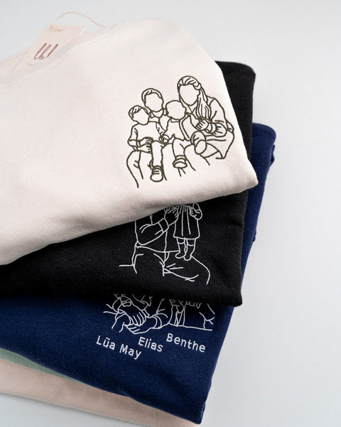 stapel met gepersonaliseerde sweaters met lijntekening geborduurd van foto