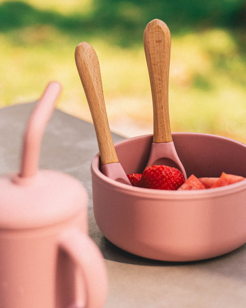 silicone eetset op tafel in de tuin