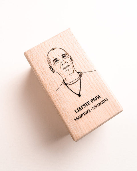 gegraveerde theelichthouder met lijntekening gegraveerd van overleden persoon en daaronder de datum van sterfte gegraveerd