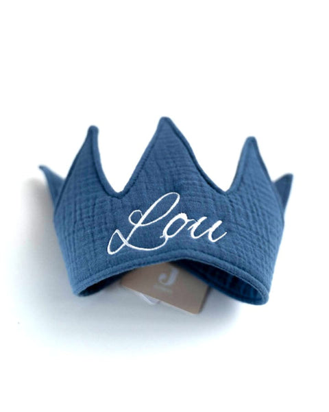 gepersonaliseerd verjaardskroontje van het merk jollein met de naam Lou geborduurd