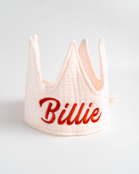 verjaardagskroon van het merk Jollein met de naam Billie geborduurd in rode letters