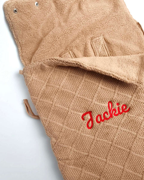 gepersonaliseerde voetenzak van het merk jollein met naam Jackie geborduurd in rode borduurgaren