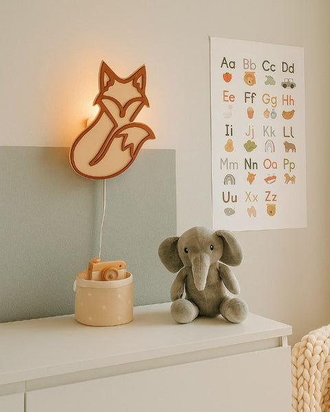 houten wandlamp in vorm van vosje in een kinderkamer