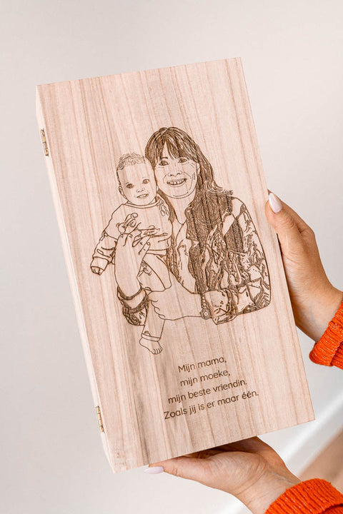 gegraveerde houten wijnkist met foto