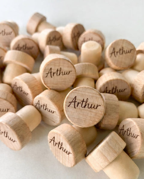 gegraveerde wijnstoppers met de naam Arthur
