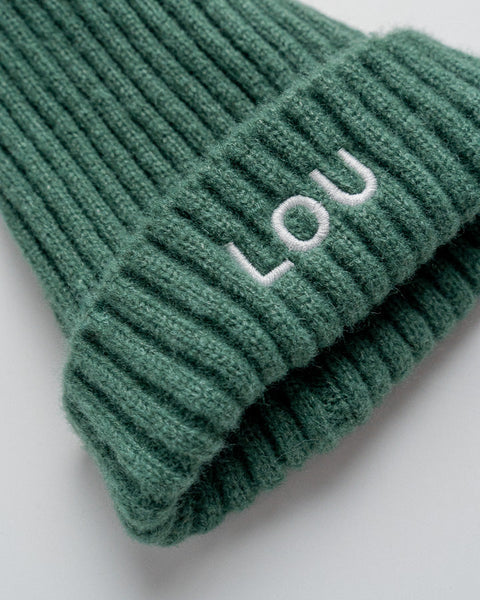 geborduurde groene wintermuts met de naam LOU