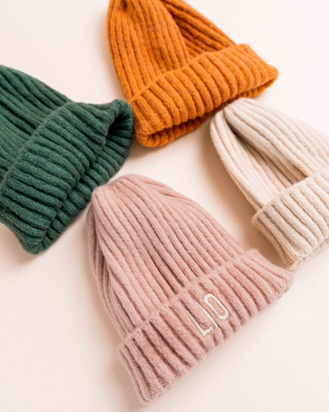 collectie van 4 kleuren gepersonaliseerde wintermutsen met borduring
